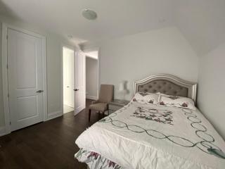 Modern Living near Yonge St - 4