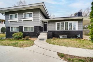 Group Getaway! Modern Silver Spring Home w/ Yard - 0