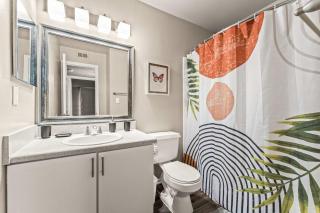Solara Apartments Spacious 2BR Apartment Sleeps 6 Pet-Friendly - 4