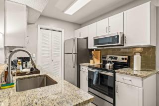Solara Apartments Spacious 2BR Apartment Sleeps 6 Pet-Friendly - 6