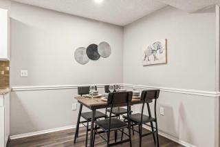 Solara Apartments Spacious 2BR Apartment Sleeps 6 Pet-Friendly - 2