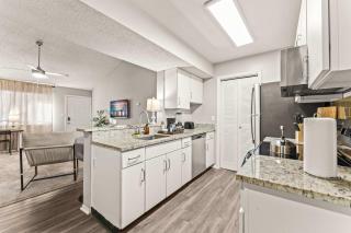 Solara Apartments Spacious 2BR Apartment Sleeps 6 Pet-Friendly - 5