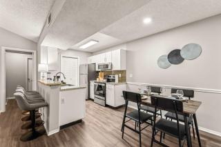 Solara Apartments Spacious 2BR Apartment Sleeps 6 Pet-Friendly - 3