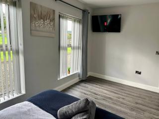 4 Bedroom Forest View House & Hot Tub sleeps - 1