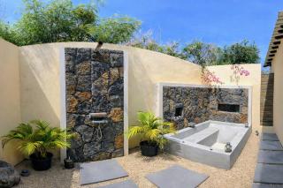 Vanilla Lodge Tropical Garden Suite with Outdoor Stone Bath & Bamboo Shower, inifinity pool - 0