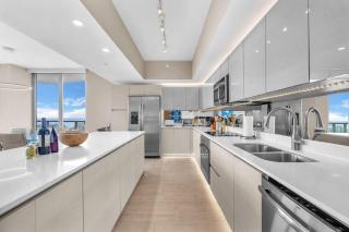 Skyline Penthouse Private Balcony & Ocean Views - 8
