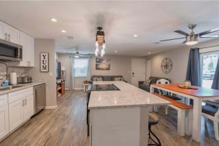 Sleeps 6 - Pool w Slide - Putt Putt - Min to IMG - 2