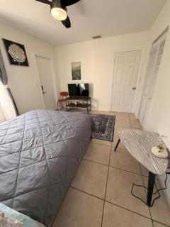 Fort Lauderdale Gem Private Yard and Patio - 1