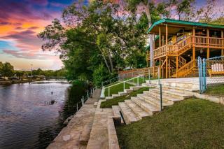 Vintage Riverfront Retreat Sunset Views - 7