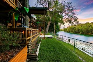 Vintage Riverfront Retreat Sunset Views - 8