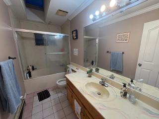 Surrey Guest House - Private Rooms & Suites, Free Parking & Wifi - 6