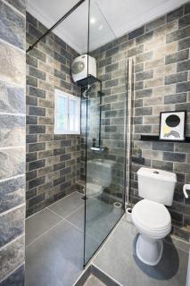 Lagos Luxury Living - Fully Serviced 3 Bedroom Apartment with PS5 - 5