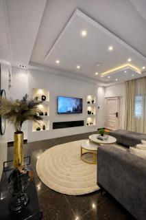 Spacious and Bright 2 Bedroom Fully Serviced Apartment with PS5 - 1