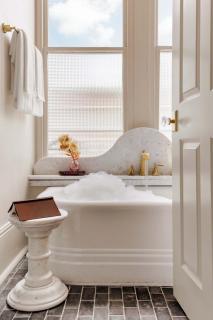 Luxe 6-bedroom Garden District Suite Hotel Pool - 2