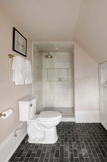 Lush Garden District Suite Shared Outdoor Space - 3