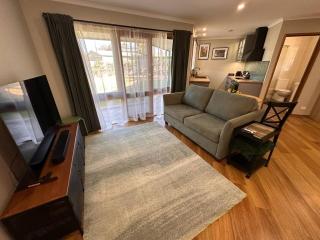 'Gums and Roses' studio - 9