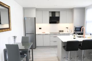 Modern 4 BR flat with 4 ensuites in central Reading - 1