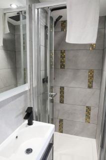 Modern 4 BR flat with 4 ensuites in central Reading - 3