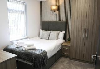 Modern 4 BR flat with 4 ensuites in central Reading - 5