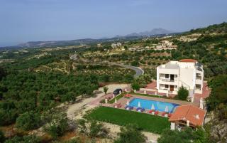 Villa Laga with Pool, 300m to Taverns, Childrens Area, BBQ! - Kiriánna - 0