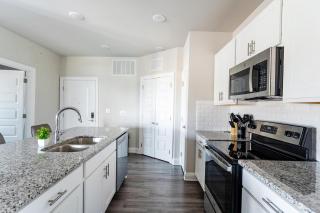 Landing Chic 2BD Gym Clubhouse - 3