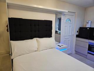 Modern Private Studio in Croydon with Parking - 0