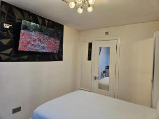 Modern Private Studio in Croydon with Parking - 2