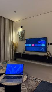 شقة بتصميم انيق غرفتين نوم وصالة - 2