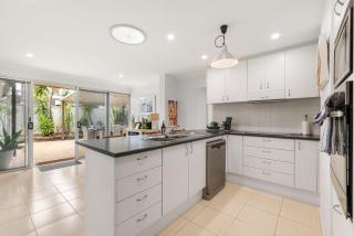 Pet Friendly Beachside Hideaway - Lazy on Lowry - 2