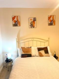 The Luxe Loft 2Bed Apartment Free Parking, Fast WiFi Netflix - 2