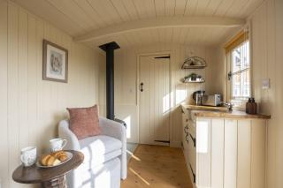 Riverside Shepherd’s Hut with Hot Tub - 7