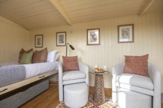 Riverside Shepherd’s Hut with Hot Tub - 5