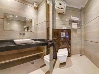 Boutique Hotel NH Suites Near Terminal 2,3 Delhi Airport With free Airport Pickup - 3