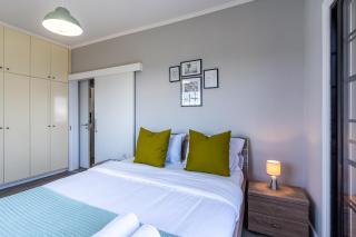 Peale's 2-BR Apt & Balcony in Mackenzie - 2