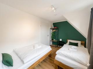 Großes Apartmenthaus,Ferienwohnung Mut mit 90 qm2, großer Aufenthaltsbereich für Firmen, Gruppen, Familien, Nahe Ulm, 3 Schlafzimmer, WLAN,Hotel-TV,Einzelbetten,Garten,ruhige Lage,Bettwäsche,Handtücher inklusive,Self Check-in,Nahe BWK,Uni,Legoland - Blaustein - 8