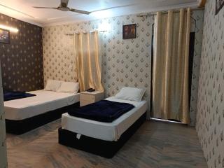 Family Hotel Near Nizamuddin Gate No 4 - 9