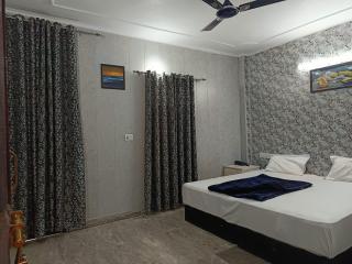 Family Hotel Near Nizamuddin Gate No 4 - 7