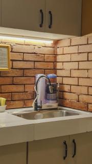 Hunter's Stylish 2BR Suite with Full Kitchen near SM North EDSA - 2