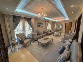 Royal 7-Bedroom Villa in Ajman - 1
