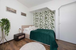 Spacious Apartment with Parking and Balcony by Noclegi Renters - 9