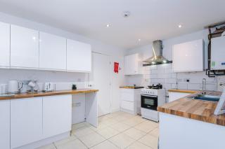 Salford 4 Bed House - Free parking - Sleeps 7 - 9