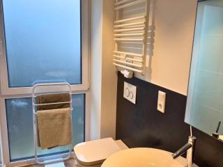 Top Apartment in Kranenburg - central & quiet - terrace and large windows - incl parking, fast WiFi, Box-Spring bed, washer & dryer, Netflix - 1