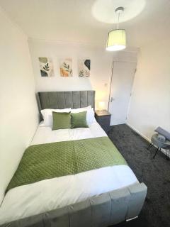 Glorious 4BR Home Family Group-Friendly HS2 NEC BHX - 1