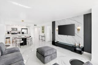Renovated Ocean-View Lux Condo with Balcony & Parking - 3