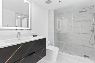 Renovated Ocean-View Lux Condo with Balcony & Parking - 1