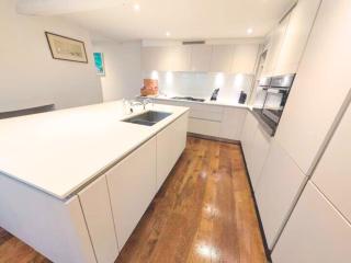 West Pallant Georgian Townhouse in City Centre with Courtyards, BBQ & Log Burners - Dogs Welcome! Chichester Holiday Properties - 5