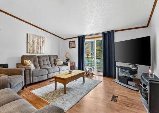 Single-level River Access Fire Pit & Game Room - 4