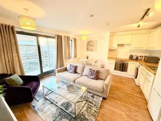 Lovely two bed close to station - 0