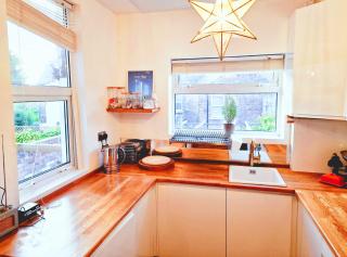 Upscale Family Home Beautiful Setting - Woolton - 4