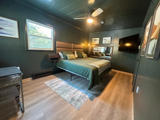 The Aviary - Hidden Playroom For Couples - Private Hot Tub - Mountain Views - Riverfront - 7